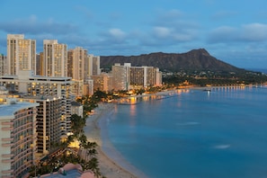 Beach - One Modern BR Steps from Waikiki Beach, Pool & Dining Options Nearby (Honolulu)
