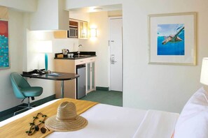 Room - One Modern BR Steps from Waikiki Beach, Pool & Dining Options Nearby (Honolulu)