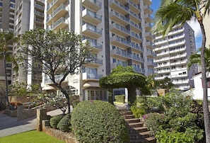 Exterior - One Modern BR Steps from Waikiki Beach, Pool & Dining Options Nearby (Honolulu)