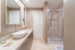 Douche, sèche-cheveux, bidet, serviettes fournies