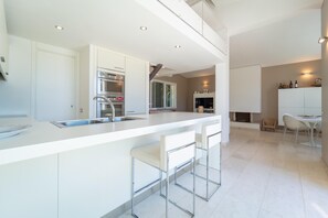 Fridge, oven, stovetop, cookware/dishes/utensils - Villa Selestia - Alghero (Alghero)