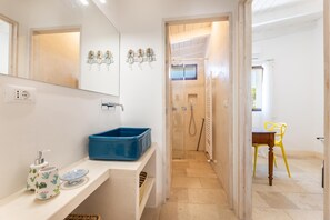 Ducha, secador de pelo, bidé y toallas