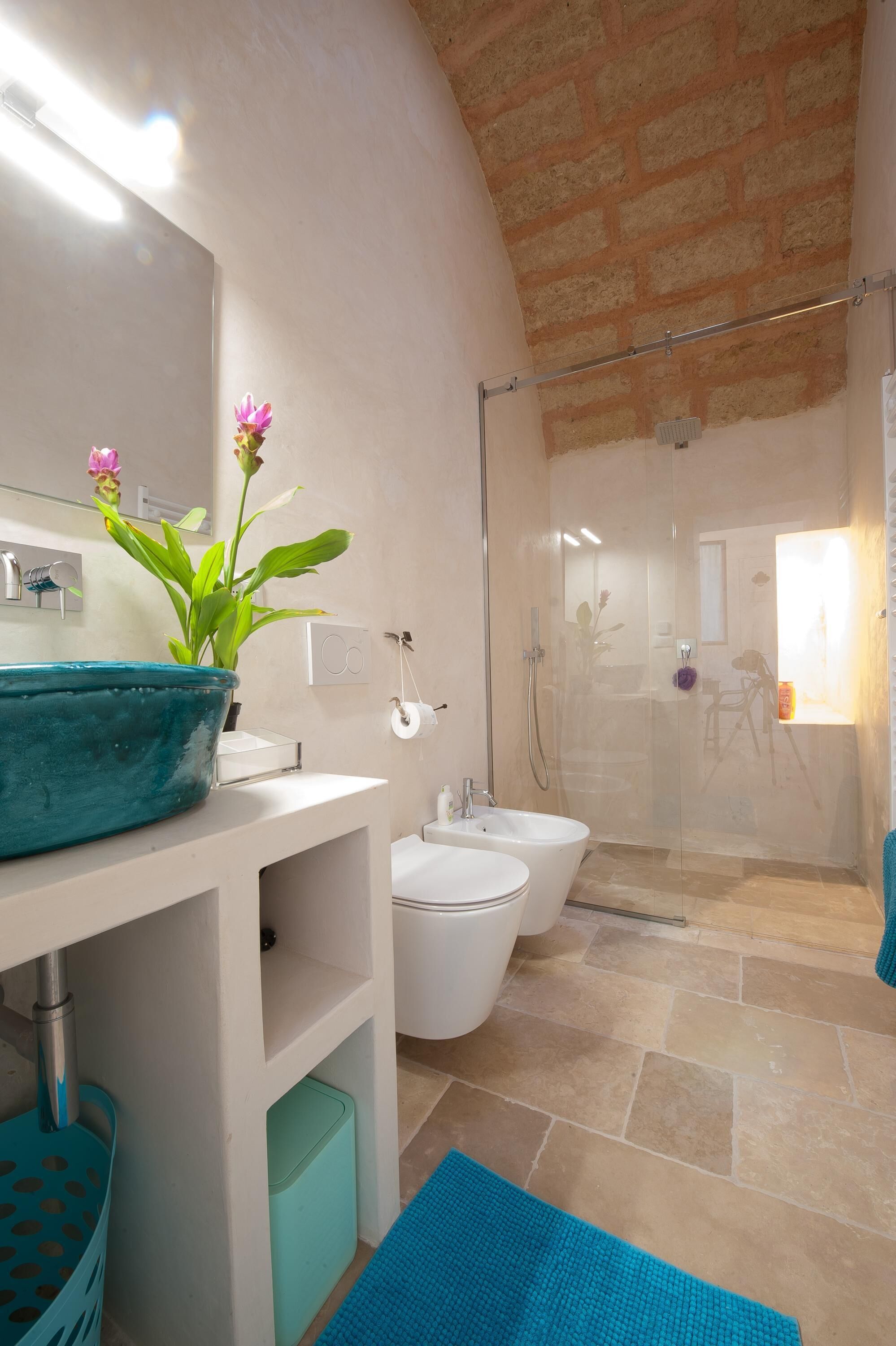Douche, sèche-cheveux, bidet, serviettes fournies