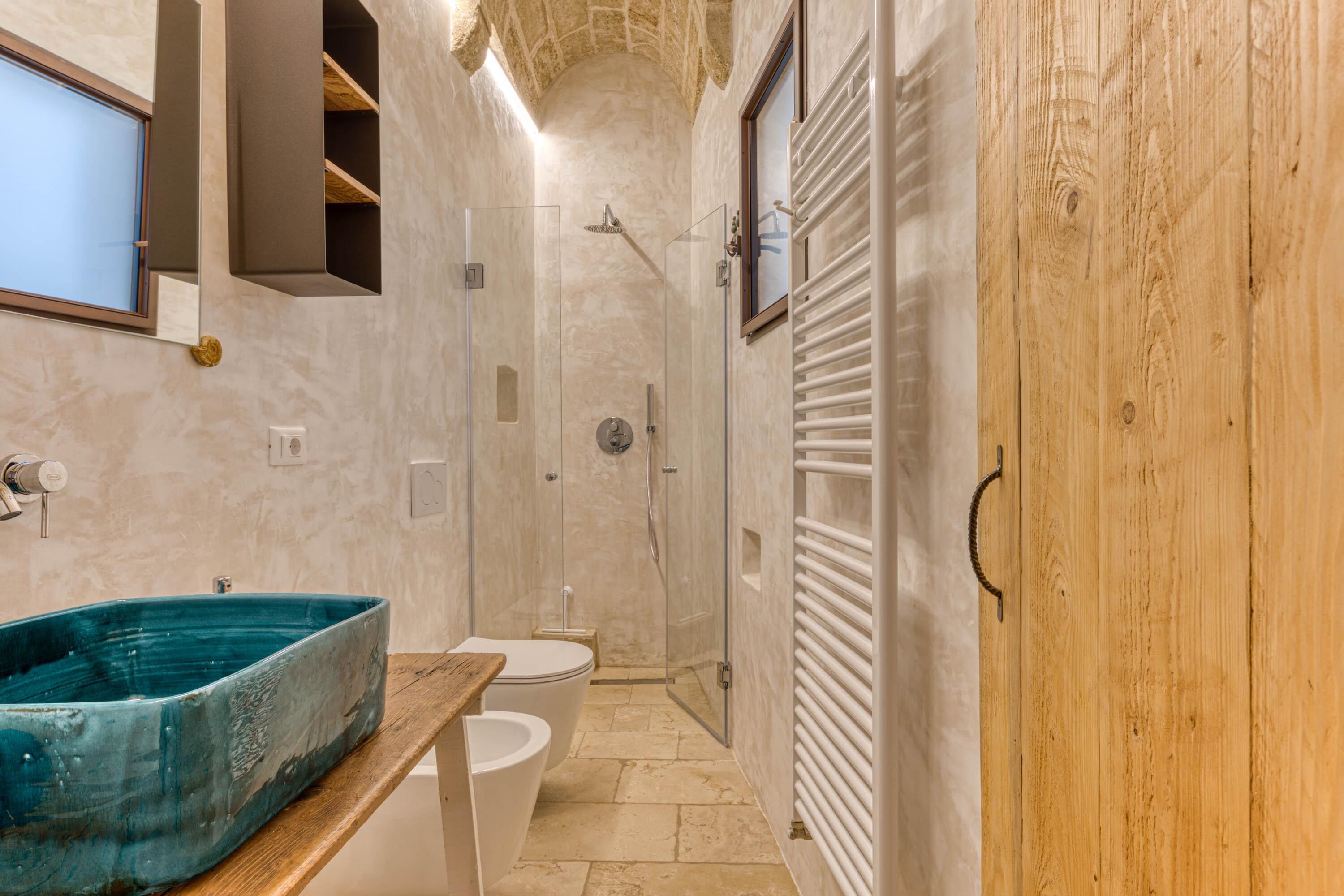 Douche, sèche-cheveux, bidet, serviettes fournies