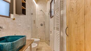 Douche, sèche-cheveux, bidet, serviettes fournies