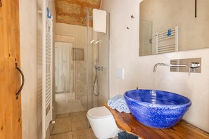 Een douche, een haardroger, een bidet, handdoeken
