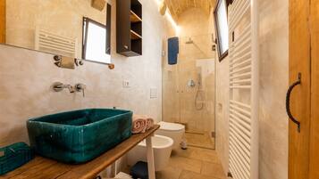 Dusche, Haartrockner, Bidet, Handtücher