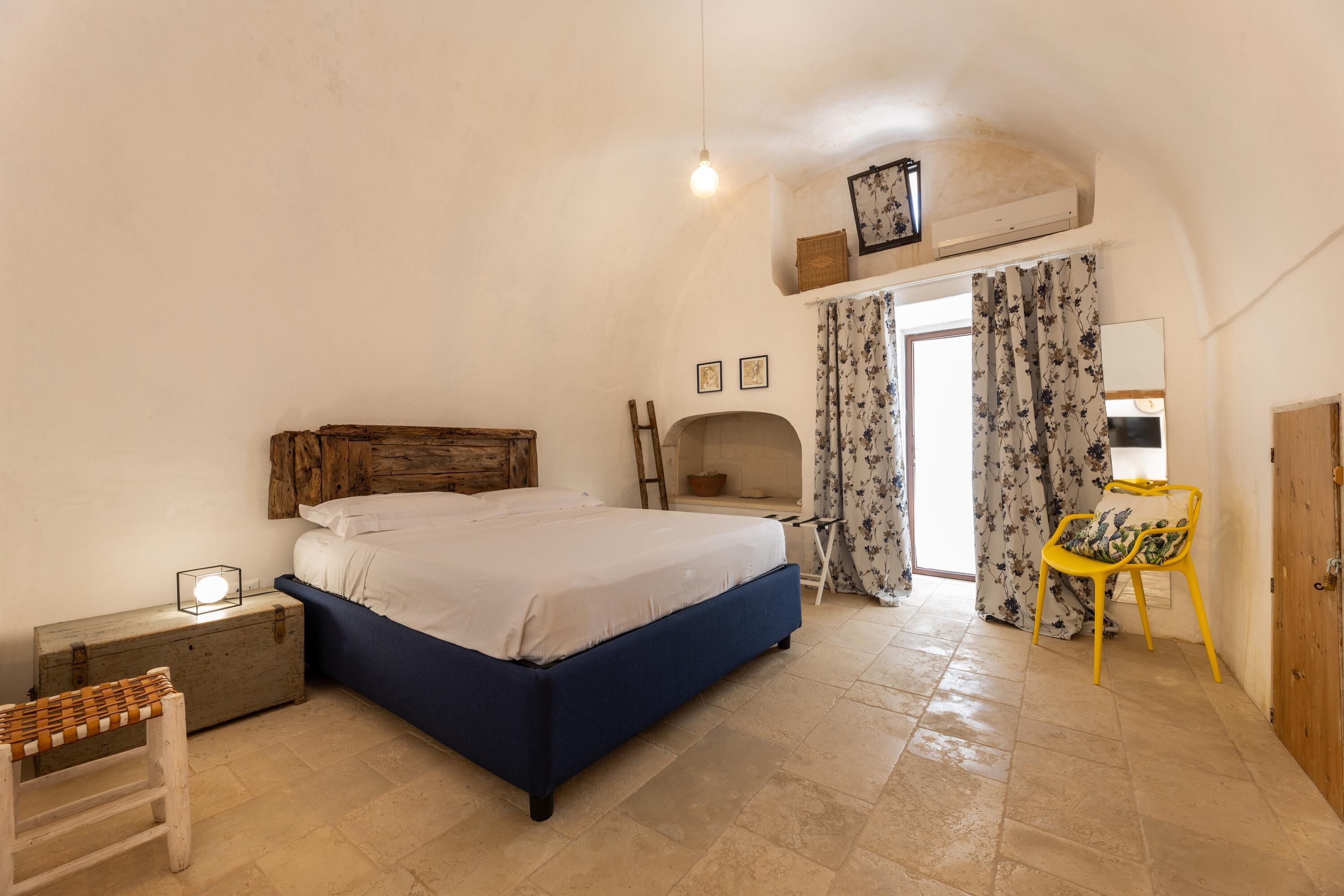 6 habitaciones, tabla de planchar con plancha y cuna de viaje 