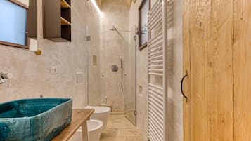 Doccia, asciugacapelli, bidet, asciugamani