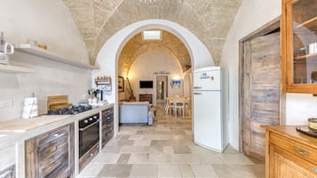 Frigorifero, microonde, forno, piano cottura