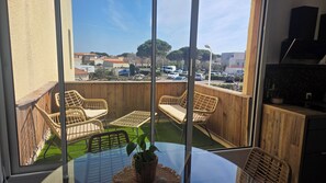 Dining - Apartment with sunny terrace for 4 people 20 metres from the port  (Leucate)