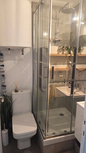 Shower, hair dryer, towels, soap - Apartment with sunny terrace for 4 people 20 metres from the port  (Leucate)