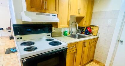 Cozy Home | Fast WiFi, Workspace | Minutes to Lakeshore , Airport & Movies