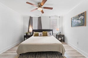 Desk, iron/ironing board, travel cot, WiFi - Benton Park Getaway - 1N (St. Louis)