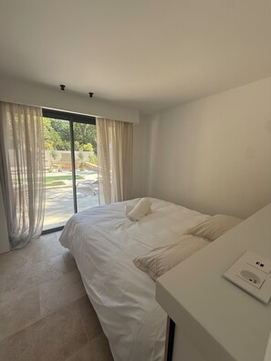 4 habitaciones, tabla de planchar con plancha, wifi y ropa de cama 