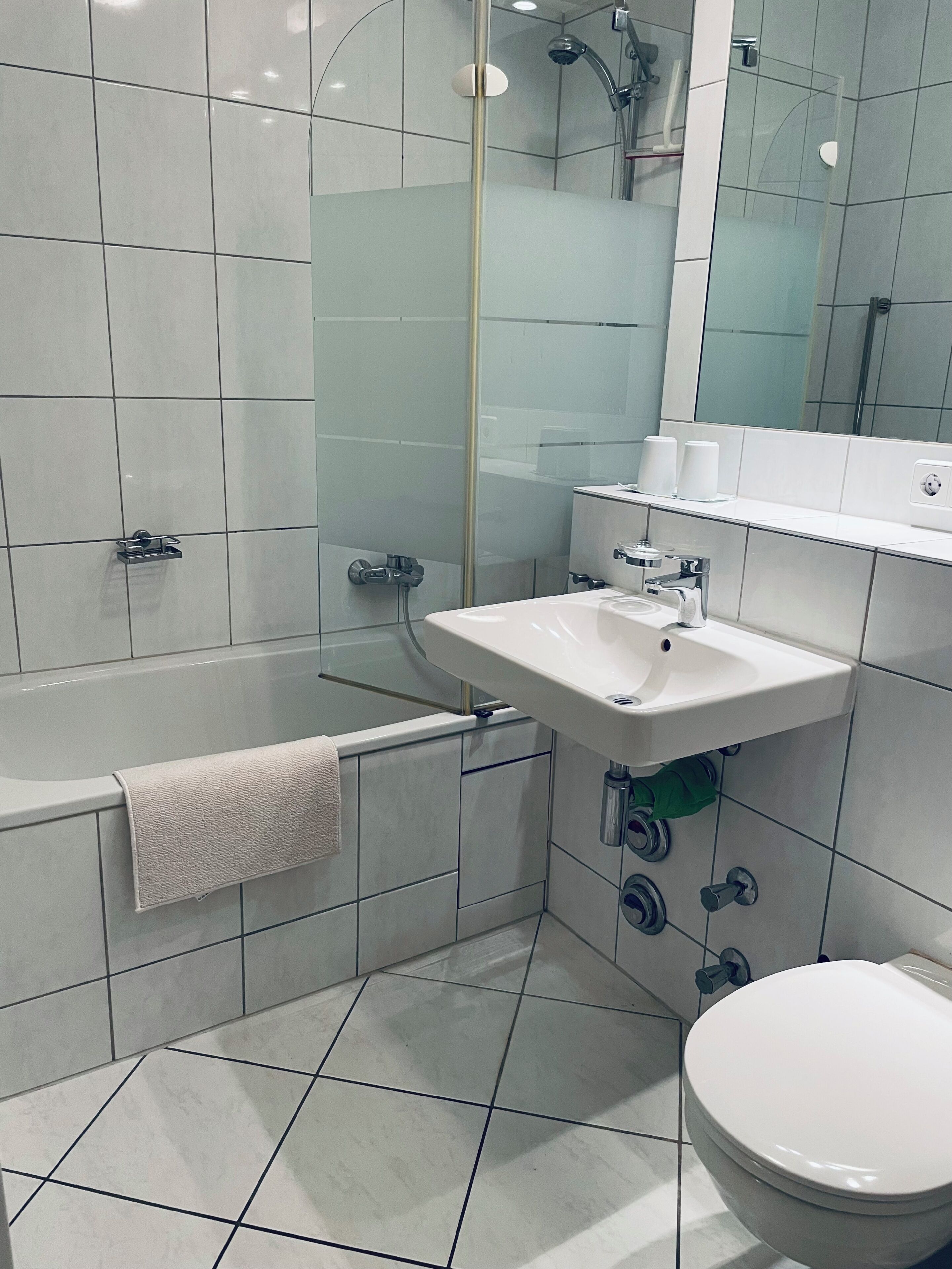 Douche, sèche-cheveux, serviettes fournies, papier toilette