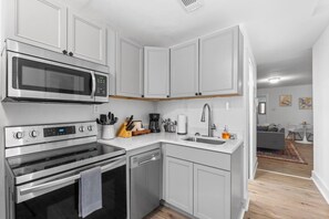 Fridge, microwave, oven, stovetop - Benton Park Retreat - 2S (St. Louis)