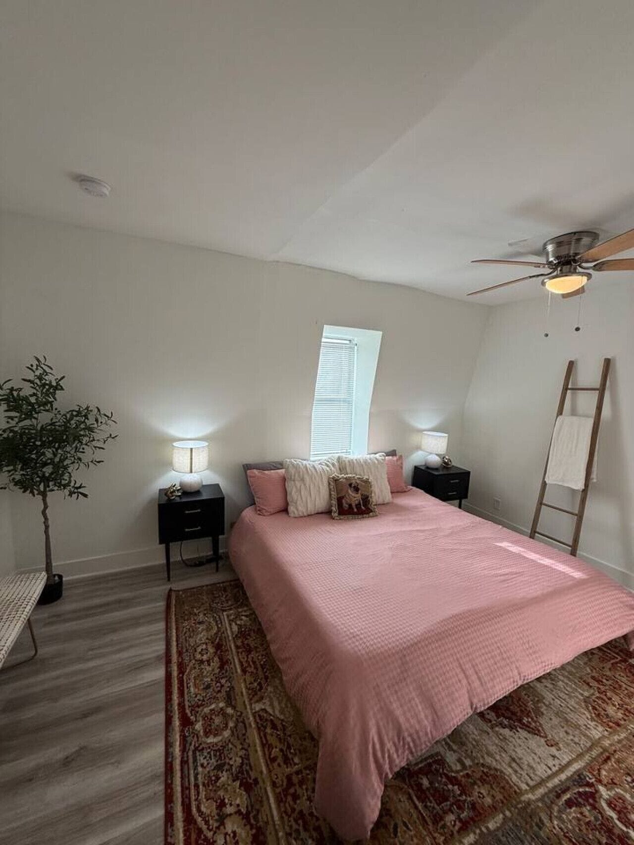 Desk, iron/ironing board, WiFi, bed sheets