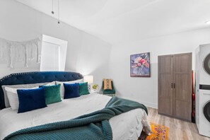 Desk, iron/ironing board, WiFi, bed sheets - Benton Park Charmer - 3N (St. Louis)