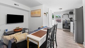Un apartamento moderno con sala de estar, comedor y cocina.