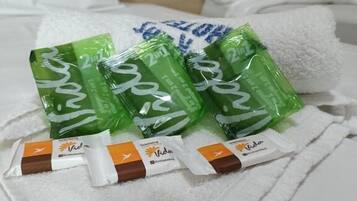Doccia, asciugamani, sapone, shampoo