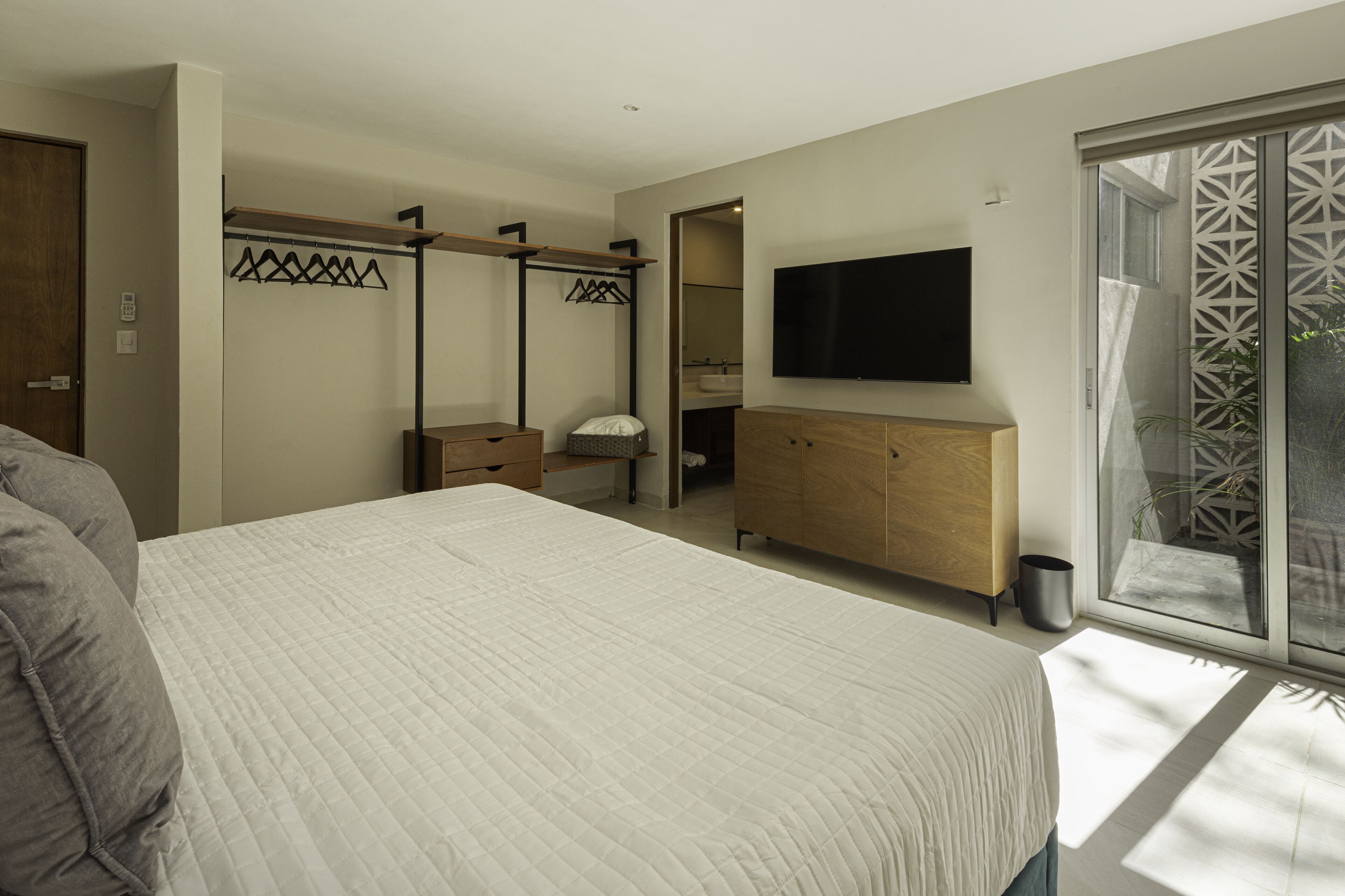 Iron/ironing board, bed sheets