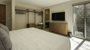 Iron/ironing board, bed sheets
