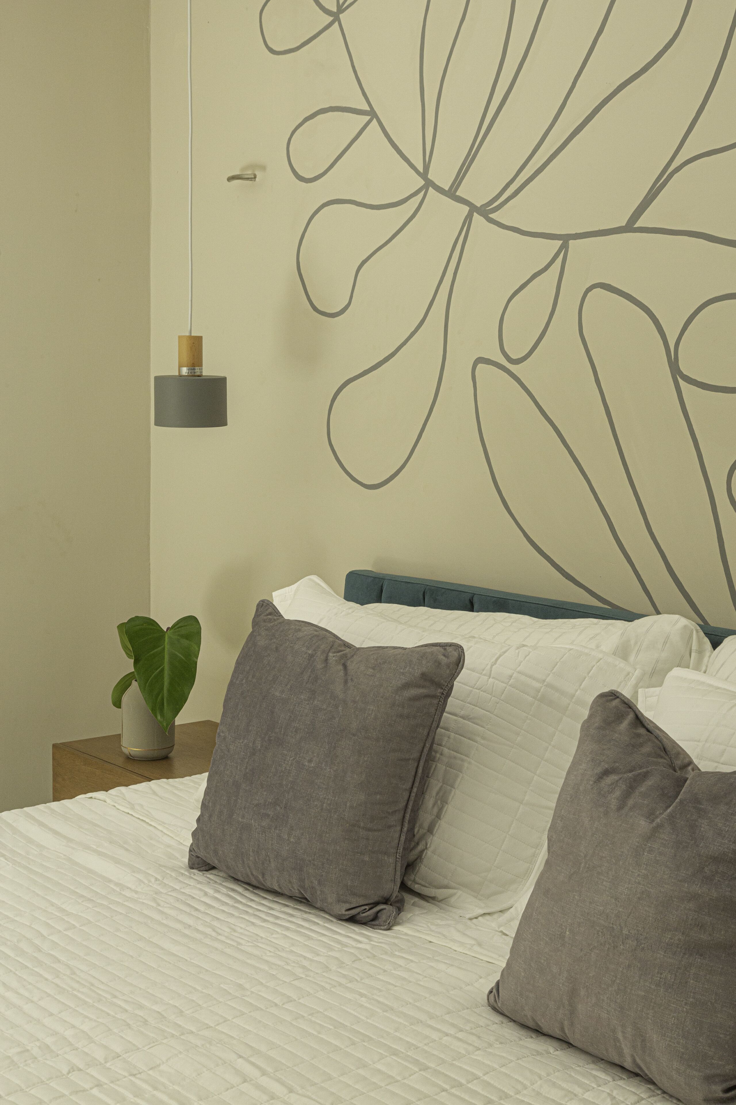 Iron/ironing board, bed sheets