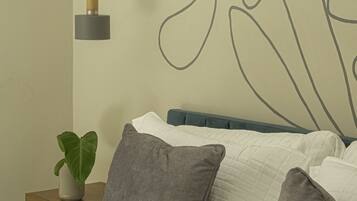 Iron/ironing board, bed sheets