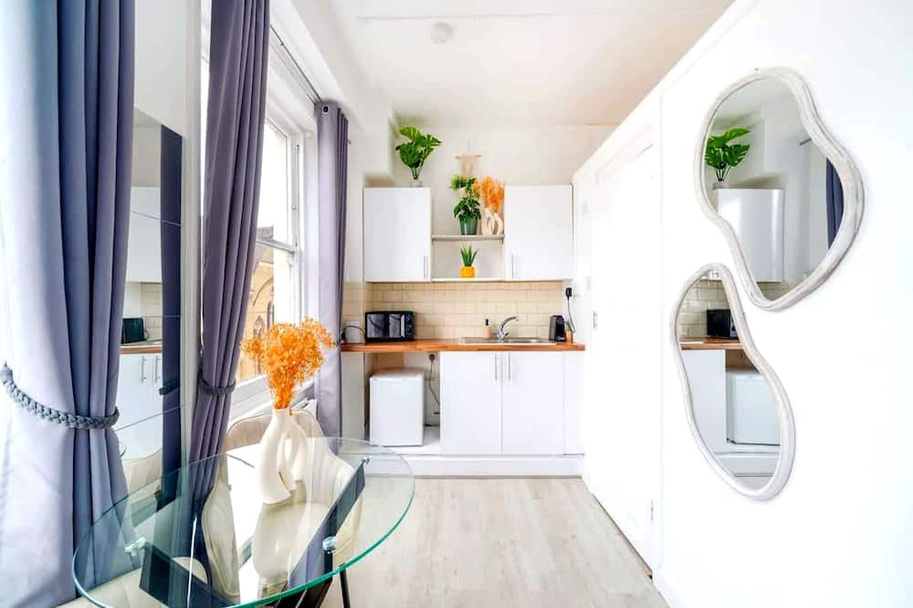 West Kensington Modern Couple Retreat - Earl's Court