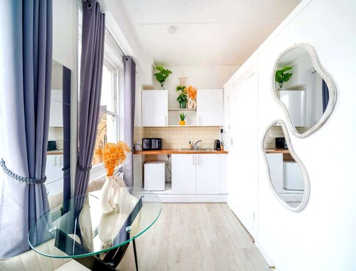 West Kensington Modern Couple Retreat