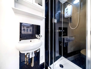 Bathroom - West Kensington Modern Couple Retreat (London)