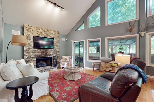 2-bedroom Cabin in adorable Cullowhee with access to Lake Glenville