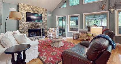 2-bedroom Cabin in adorable Cullowhee with access to Lake Glenville