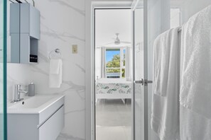 Douche, serviettes fournies, savon, papier de toilette