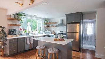 Micro-ondes, four, plaque de cuisson, lave-vaisselle