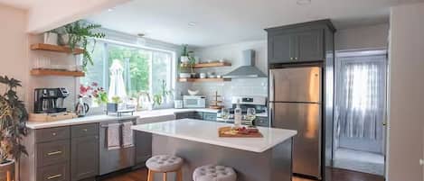 Micro-ondes, four, plaque de cuisson, lave-vaisselle