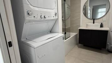 Serviettes fournies, savon, papier toilette