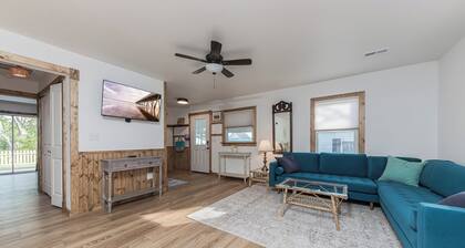 Stylish Pet-Friendly Getaway in Crystal Coast's Historic Swansboro, Unit A