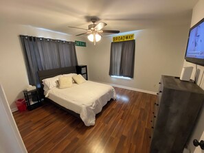 Tabla de planchar con plancha, wifi y ropa de cama 