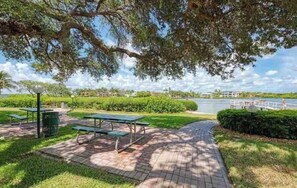 Outdoor dining - Peaceful 2-bedroom condo on Beautiful Siesta Key (Siesta Key)