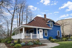 Exterior - Blue Stick / Steps to Stadium & Downtown (Ann Arbor)