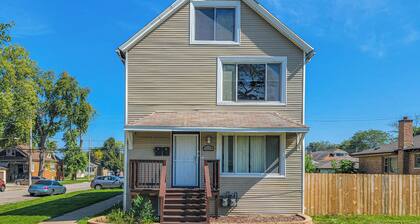 Marvelous 3-bedroom apartment with AC in vibrant Chicago
