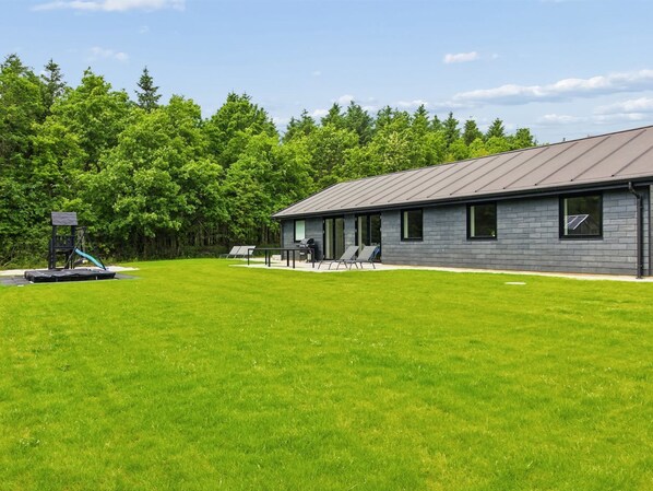 A modern building with a flat roof, large windows, and a well-maintained lawn. - "Biergh" - 30km from the sea by Interhome (Toftlund)