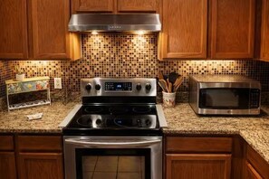 Fridge, microwave, oven, stovetop - The Cozy Inn (Phoenix)