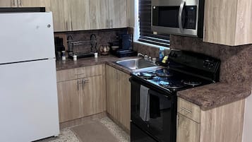 Coffee/tea maker, fridge, microwave, oven