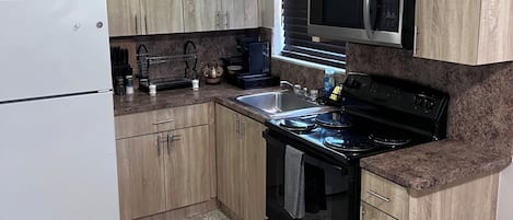Refrigerador, microondas, horno y parrilla de estufa