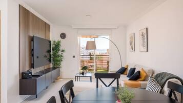 Superior appartement, 3 slaapkamers, uitzicht op zee, aan het strand | Woonruimte | Een 75-inch smart-tv met kabelzenders, boeken en streamingdiensten
