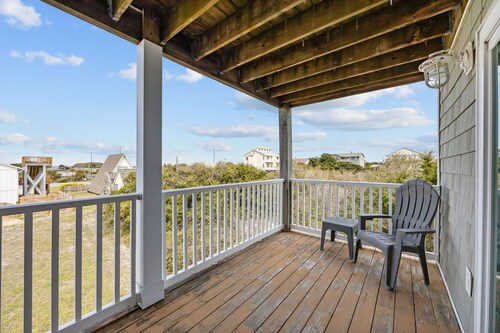Pet Friendly Spacious 3BR/3.5BA townhome — 2,034 sqft for families to spread out comfortably. Modern finishes, parking, water views. Walking distance to Atlantic Beach — ideal family beach retreat. Check/Zelle payment avail for direct bookings.