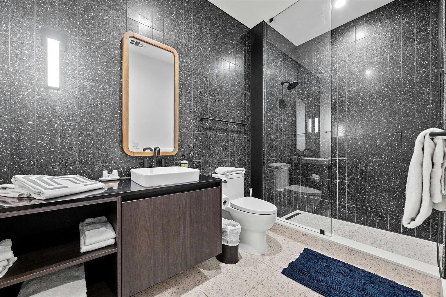 Douche, sèche-cheveux, serviettes fournies, savon